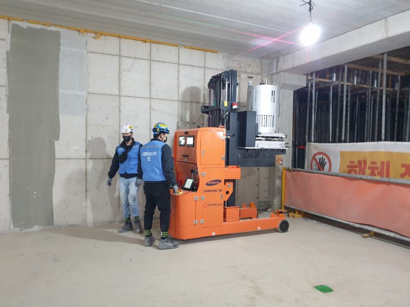 앵커 설치 작업을 자동화한 4세대 앵커로봇이 지난해 부산의 한 건설현장에서 활용되고 있다. 삼성물산 건설부문 제공