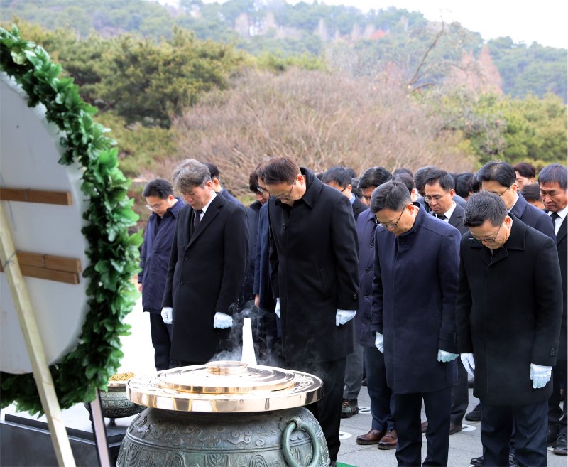 한화 방산3사, 국립서울현충원 참배로 새해 시작