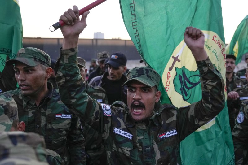 지난 4일 이라크 바그다드에서 친(親)이란 무장조직 대원들이 미군의 공습으로 사망한 동료의 장례식에서 깃발을 흔들고 있다.AP뉴시스