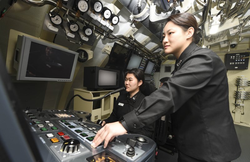 성주빈 대위(왼쪽)와 유효진 대위가 지난달 22일 경남 창원시 해군 잠수함사령부 잠수함 조종훈련장에서 조종훈련을 하고 있다. 사진=해군 제공