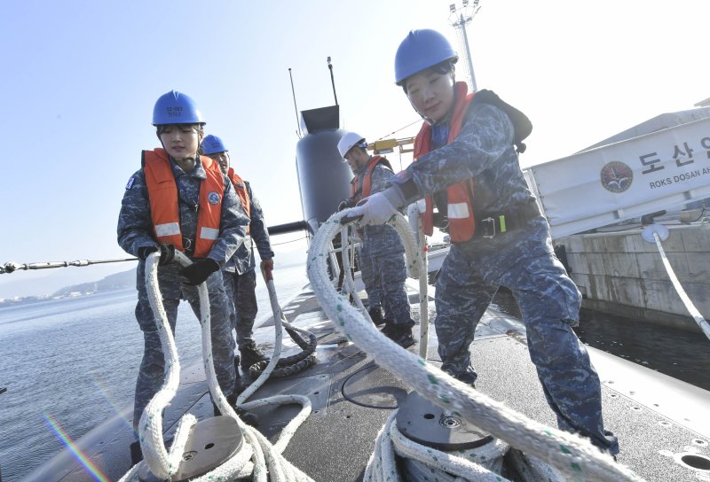 해군, 3000t급 잠수함에 국내 첫 여군 승조원 9명 배치
