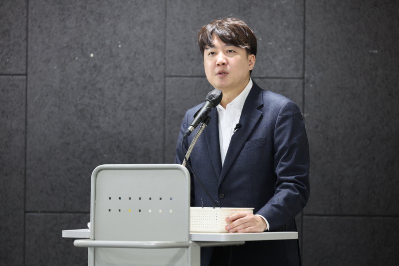 [서울=뉴시스] 김금보 기자 = 신당 창당을 준비 중인 이준석 전 국민의힘 대표가 지난 1일 오전 서울역 대회의실에서 열린 개혁신당 신년 하례회에서 발언하고 있다. 2024.01.01. kgb@newsis.com
