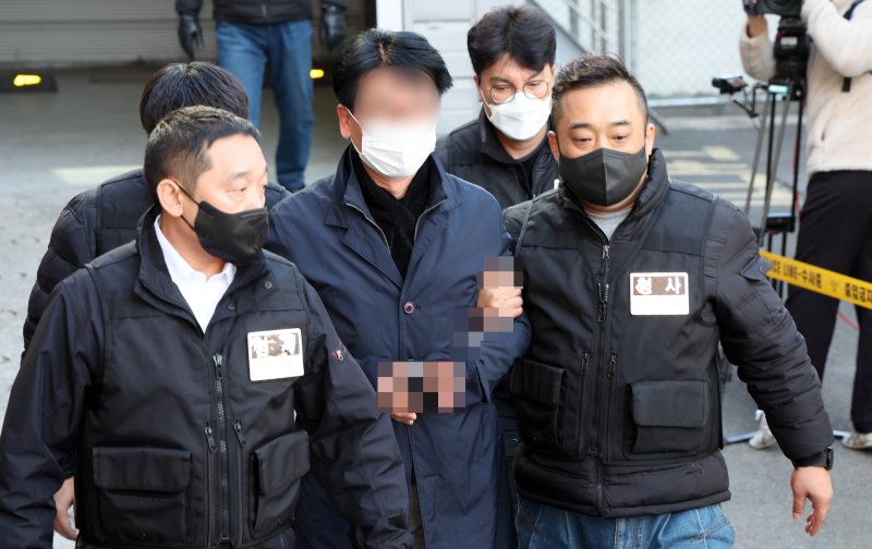 이재명 더불어민주당 대표를 흉기로 찌른 혐의로 검거된 김모(67)씨가 구속전피의자심문(영장실질심사)를 받기 위해 4일 오후 부산 연제구 연제경찰서를 나서 호송차량으로 이동하고 있다./사진=뉴시스