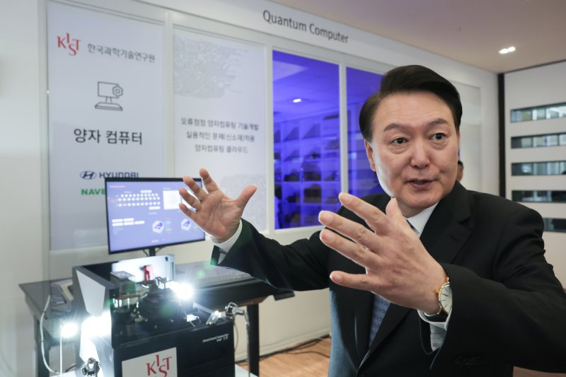 윤석열 대통령이 지난 1월 5일 서울 성북구 한국과학기술연구원(KIST)에서 열린 2024년 과학기술인·정보방송통신인 신년 인사회에 참석한 뒤 연구동에서 양자 컴퓨팅 관련 기술을 살펴보고 있다. 사진=대통령실