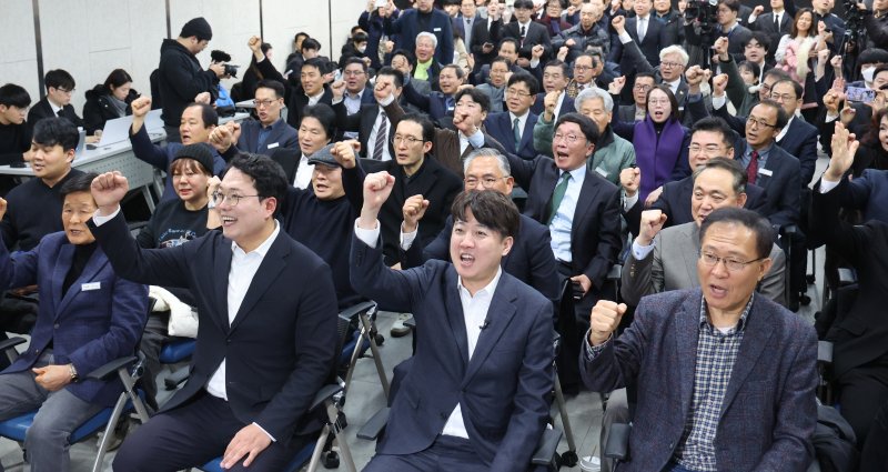[서울=뉴시스] 김금보 기자 = 신당 창당을 준비 중인 이준석(왼쪽 두번째) 전 국민의힘 대표가 1일 오전 서울역 대회의실에서 열린 개혁신당 신년 하례회에서 천하람 개혁신당 창당준비위원장을 비롯한 참석자들과 구호를 외치고 있다. 2024.01.01. kgb@newsis.com