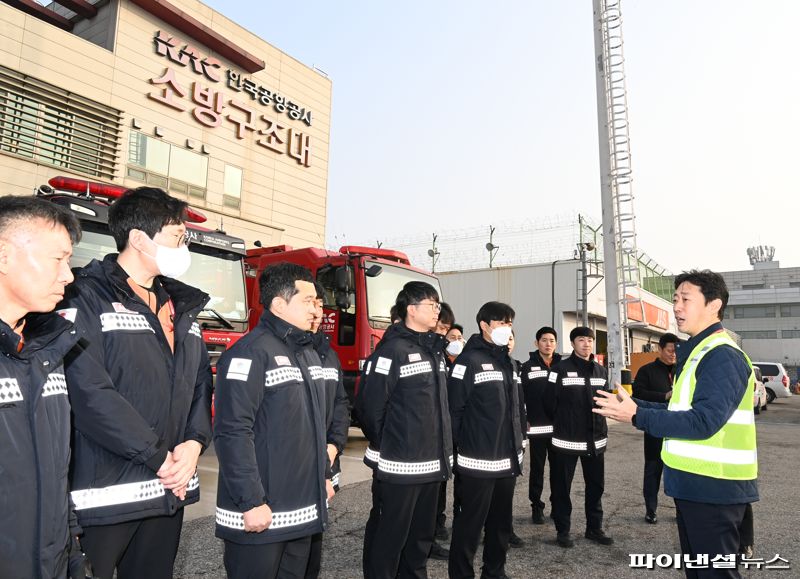 윤형중 한국공항공사 사장(오른쪽 첫번째)이 5일 김포공항 소방대에서 대원들에게 민첩한 초기대응의 중요성을 강조하고 있다. 한국공항공사 제공