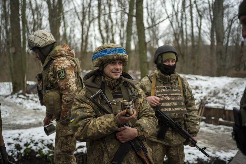 [수미=AP/뉴시스] 이호르 클리멘코 우크라이나 내무장관이 징집 기피 혐의로 진행 중인 소송이 9000건이 넘는다고 밝혔다. 사진은 지난해 11월24일(현지시간) 우크라이나 동북부 수미에서 우크라이나 국경경비대원이 차를 마시며 휴식하는 모습. 2024.01.05.