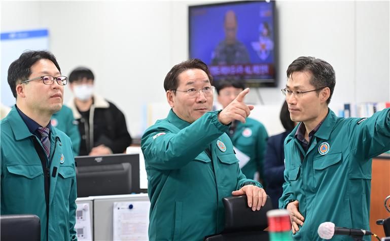 유정복 인천시장이 5일 인천시청 경보통제소에서 북한군이 서해 북방한계선(NLL) 인근 해상에 해안포 사격 실시에 따른 연평도 주민 대피상황을 점검하고 있다.