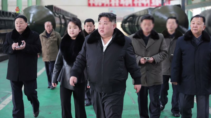 김정은 북한 국무위원장이 대륙간탄도미사일(ICBM) 발사 차량인 중요군용대차 생산 공장을 둘러보며 전력을 과시했다. 조선중앙TV는 5일 김 위원장이 중요군용대차생산공장'을 현지 지도했다고 보도했다. 사진=뉴시스