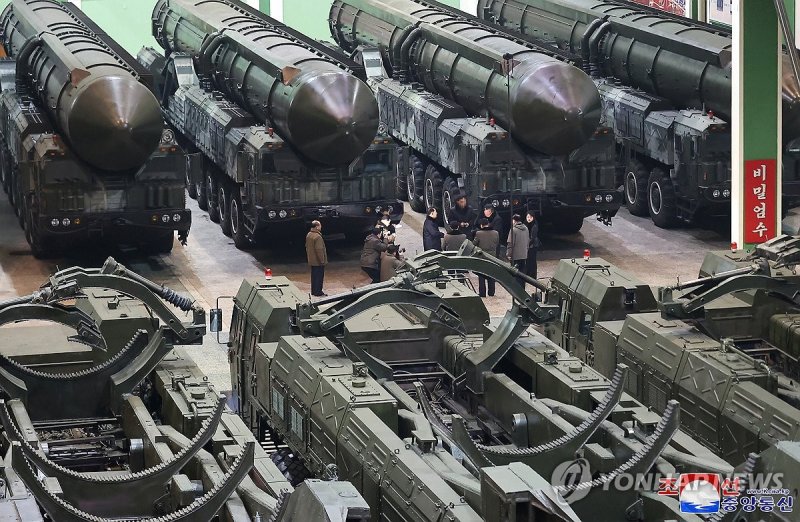 김정은 북한 국무위원장이 지난해 1월 대륙간탄도미사일(ICBM) 발사대 생산 공장을 둘러보며 전략미사일 전력을 과시하고 있다. 조선중앙통신 갈무리/연합뉴스