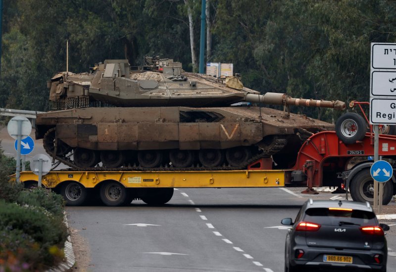 5일(현지시간) 레바논과 인접한 이스라엘 북부 상부 갈릴리 지역에서 이스라엘군의 전차가 트럭에 실려 옮겨지고 있다.AFP연합뉴스