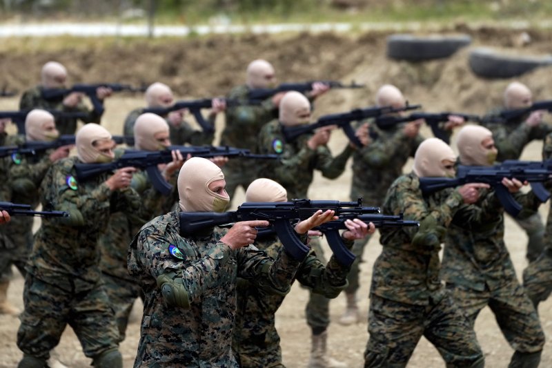 지난해 5월 21일 레바논 남부 아람타에서 레바논 무장정파 헤즈볼라 대원들이 군사 훈련을 하고 있다.AP연합뉴스
