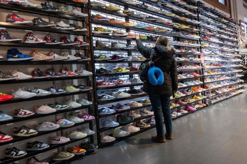 지난 5일(현지시간) 미국 뉴욕 맨해튼의 한 신발 매장에서 소비자가 제품을 살펴보고 있다.AFP연합뉴스