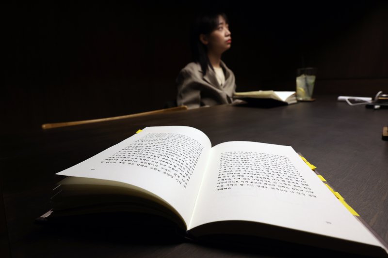 [서울=뉴시스] 박진희 기자 = 제42회 김수영 문학상 수상자 박참새 작가가 4일 서울 마포구 한 카페에서 뉴시스와 인터뷰 하고 있다. 작가는 최근 시집 '정신머리'를 출간했다. 2024.01.06. pak7130@newsis.com