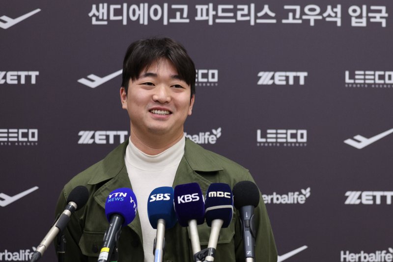 메이저리그(MLB) 샌디에이고 파드리스와 계약한 고우석이 6일 오전 인천국제공항 2터미널을 통해 귀국 후 인터뷰를 하고 있다. 2024.1.6/뉴스1 ⓒ News1 신웅수 기자