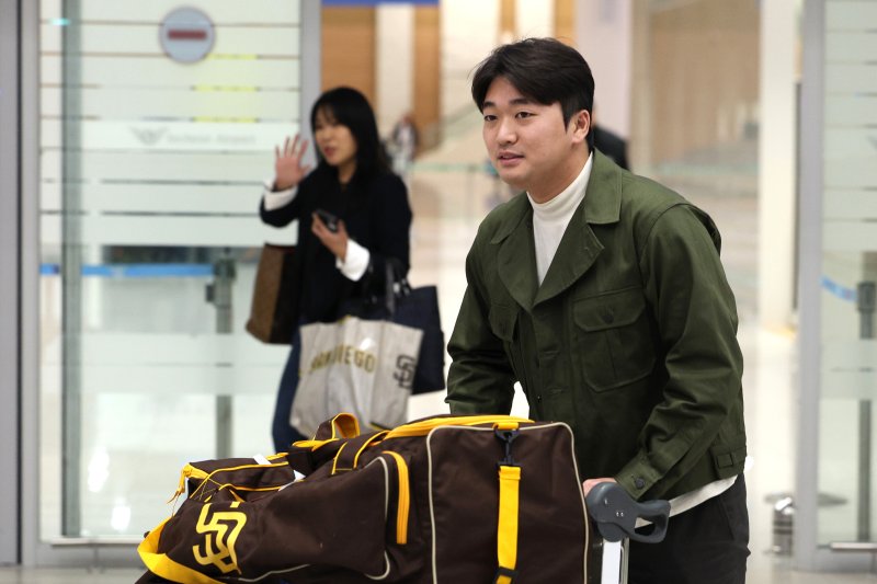 메이저리그(MLB) 샌디에이고 파드리스와 계약한 고우석이 6일 오전 인천국제공항 2터미널을 통해 귀국하고 있다. 2024.1.6/뉴스1 ⓒ News1 신웅수 기자