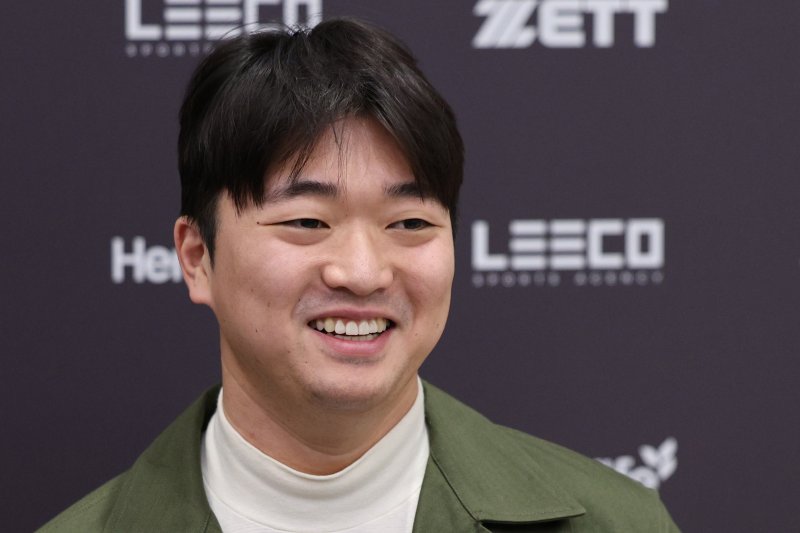 메이저리그(MLB) 샌디에이고 파드리스와 계약한 고우석이 6일 오전 인천국제공항 2터미널을 통해 귀국 후 인터뷰를 하고 있다. 2024.1.6/뉴스1 ⓒ News1 신웅수 기자