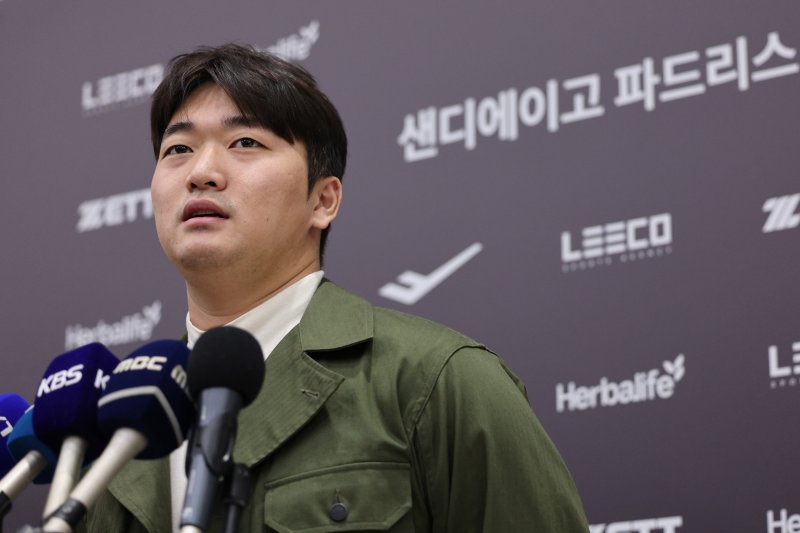 메이저리그(MLB) 샌디에이고 파드리스와 계약한 고우석이 6일 오전 인천국제공항 2터미널을 통해 귀국 후 인터뷰를 하고 있다. 2024.1.6/뉴스1 ⓒ News1 신웅수 기자