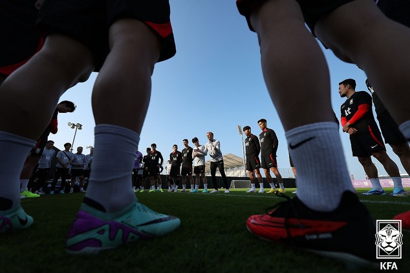 64년 만에 아시아축구연맹(AFC) 아시안컵 우승을 노리는 축구 국가대표팀 선수들이 3일(한국시간) 아랍에미리트 뉴욕대학교 아부다비 스타디움에서 대회 대비 훈련을 하고 있다. (대한축구협회 제공) 2024.1.4/뉴스1