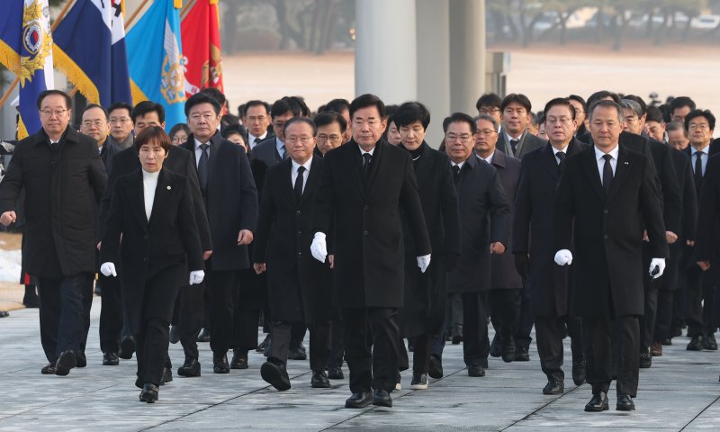 [서울=뉴시스] 황준선 기자 = 김진표 국회의장이 새해 첫 날인 1일 오전 서울 동작구 국립서울현충원을 찾아 참배하기 위해 이동하고 있다. 2024.01.01. hwang@newsis.com