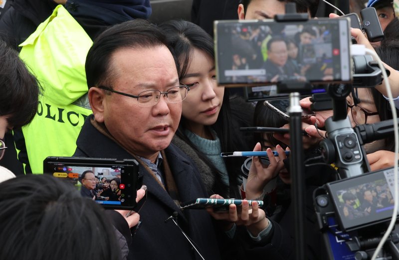 [서울=뉴시스] 김진아 기자 = 김부겸 전 국무총리가 3일 서울 종로구 서울대병원 앞에서 흉기 피습을 당해 수술 후 회복중인 이재명 더불어민주당 대표 병문안을 마친 후 취재진의 질문에 답하고 있다. 2024.01.03. bluesoda@newsis.com