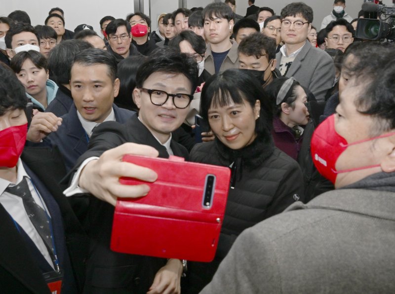 [광주=뉴시스] 변재훈 기자 = 한동훈 국민의힘 비상대책위원장이 4일 오전 광주 서구 김대중컨벤션센터에서 열린 국민의힘 광주시당 신년인사회 참석 직후 지지자들과 기념 촬영하고 있다. 2024.01.04. wisdom21@newsis.com