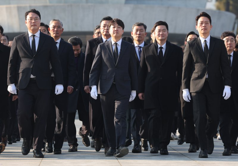 [서울=뉴시스] 황준선 기자 = 이준석(가운데) 전 국민의힘 대표가 새해 첫 날인 1일 오전 서울 동작구 국립서울현충원을 찾아 참배를 마친 뒤 이동하고 있다. 2024.01.01. hwang@newsis.com