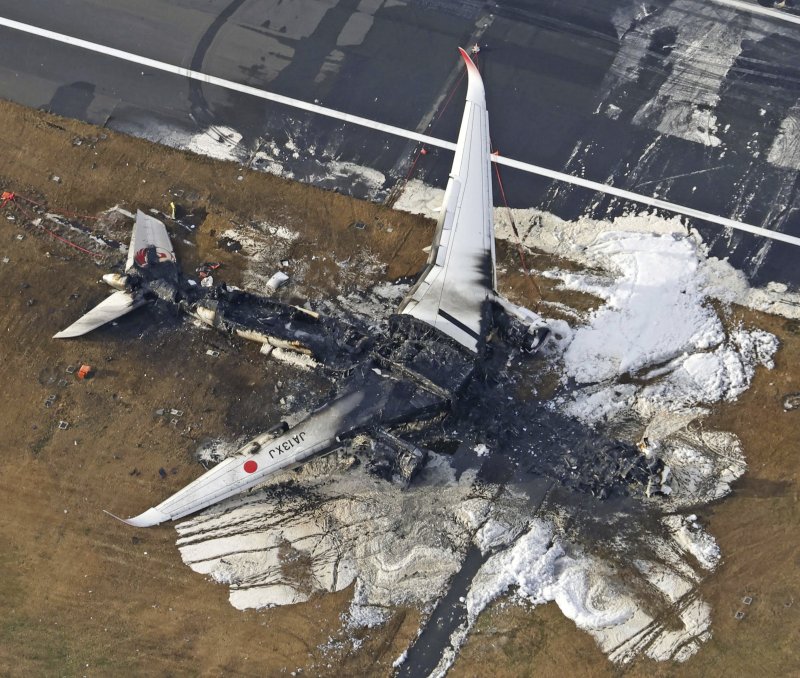 [도쿄=AP/뉴시스] 3일 일본 도쿄 하네다 공항 활주로에 전소된 일본항공(JAL) 여객기 모습이 보인다. 2일 오후 승객 367명, 승무원 12명 등 379명이 탑승한 JAL516편 여객기가 하네다 공항에 착륙하던 중 일본 해상보안청 항공기와 충돌하며 불길에 휩싸였다. 당시 여객기 탑승자 전원은 무사히 탈출했으나 보안청 항공기 탑승자 6명 중 5명이 사망했다. 2024.01.03.