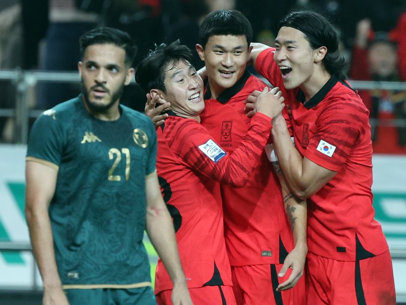 13일 오후 마포구 성산동 서울월드컵경기장에서 열린 하나은행 초청 축구 국가대표팀 평가전 대한민국과 튀니지의 경기에서 김민재가 팀 세 번째 골을 터트린 뒤 이강인, 조규성과 기쁨을 나누고 있다. 2023.10.13/뉴스1 ⓒ News1 박정호 기자 /사진=뉴스1