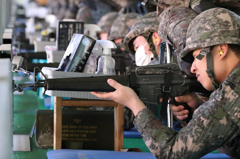 2023년 3월 2일 경북 경산시 예비군훈련장에서 예비군들이 실탄 사격훈련을 하고 있다. 사진=뉴스1
