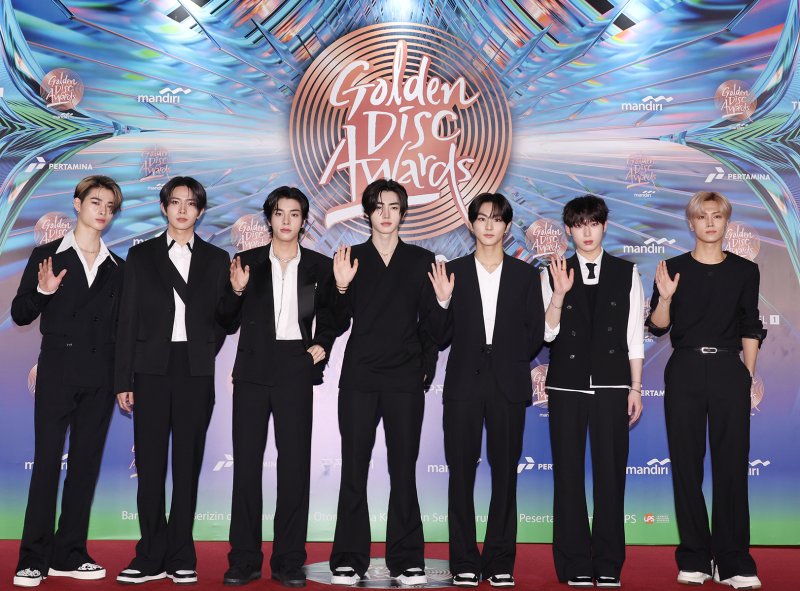 엔하이픈 니키(왼쪽부터)와 희승, 제이크, 성훈, 정원, 선우,제이가 6일(현지시간) 인도네시아 자카르타 인터내셔널 스타디움에서 열린 '38회 골든디스크 어워즈 with 만디리' 레드카펫 행사에서 포즈를 취하고 있다. (골든디스크 어워즈 사무국 제공) 2024.1.6/뉴스1 ⓒ News1 권현진 기자