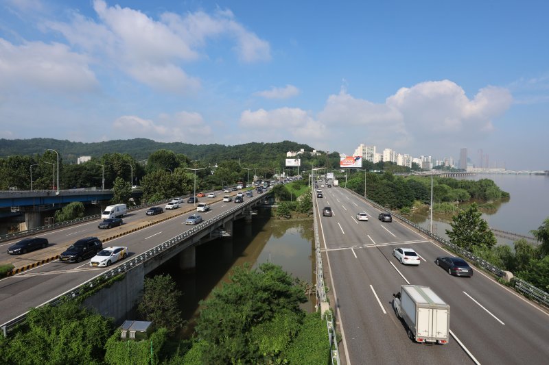 12일 서울 올림픽대로 동작대교와 가양대교 구간의 통제 해제로 양방향 전면 통행이 이뤄지고 있다. 2022.8.12/뉴스1 ⓒ News1 이광호 기자 /사진=뉴스1