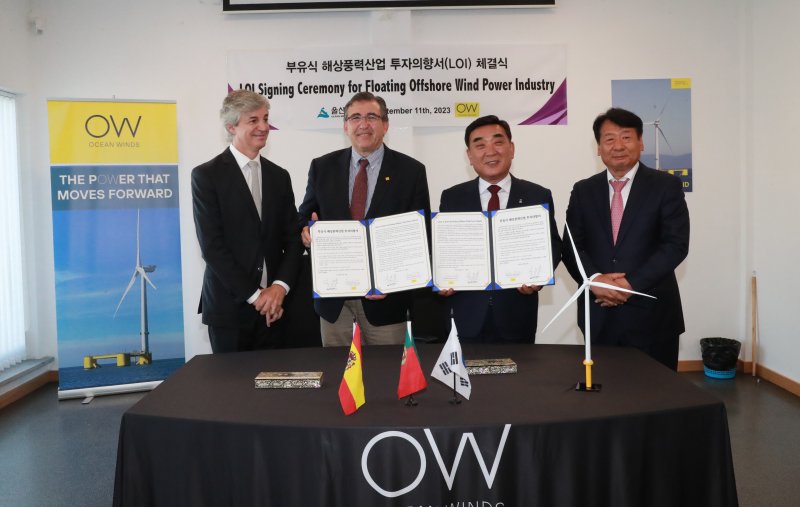 [울산=뉴시스] 배병수 기자 = 해외 사절단을 이끌고 유럽을 방문 중인 김두겸 울산 시장이 지난 11일 (현지시간) 포르투갈 비아나 두 카스텔루에 위치한 윈드플로트 아트란틱 해상풍력단지를 방문해 글로벌 해상풍력 에너지 전문회사인 오션윈즈와 협력방안을 논의하고 투자의향 협약을 체결 했다.왼쪽 카스텔루 시장,오션윈즈 대표, 김두겸 시장,이윤철 상공회의소 회장. (사진=울산시청 제공). 2023.09.12. photo@newsis.com *재판매 및 DB 금지