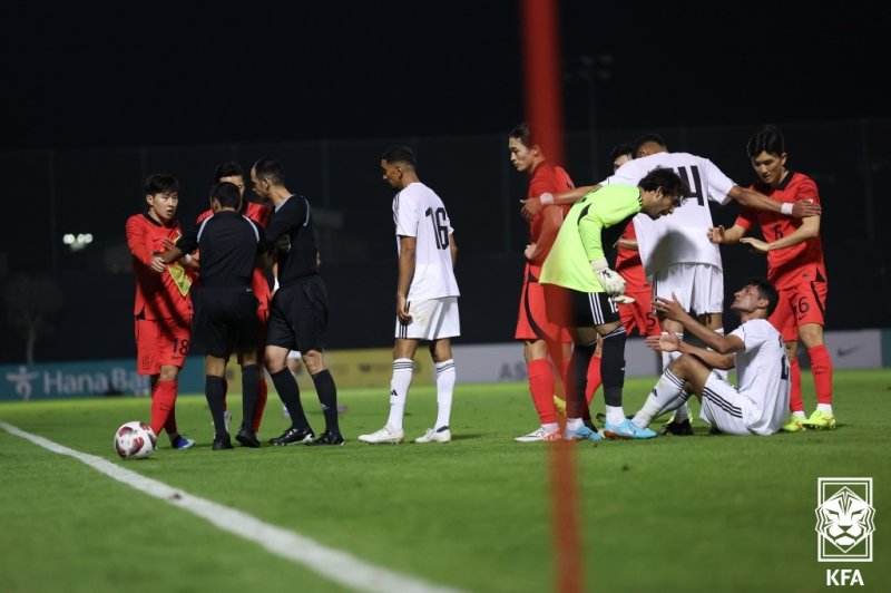 [서울=뉴시스]이강인, 이라크전 퇴장 장면. (사진=대한축구협회 제공)