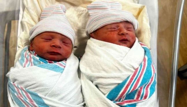 미국 뉴저지에서 태어난 쌍둥이 형제 에즈라와 에제키엘의 모습. 출처=CNN 캡처