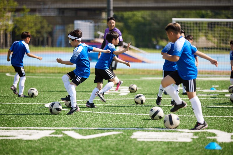 서울 대동초등학교 축구부 학생들이 차범근 축구교실이 주최한 풋볼 클리닉에 참여하고 있다. (아디다스코리아 제공) 2023.5.24/뉴스1