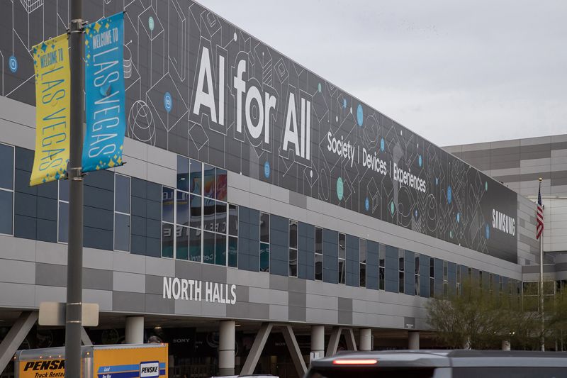 삼성전자가 오늘 9일(현지시간) 미국 라스베이거스에서 개막하는 세계 최대 가전·정보기술(IT) 박람회 CES 2024 컨벤션센터에 'AI for All'을 주제로 옥외광고를 게시하고 있다. 삼성전자 제공