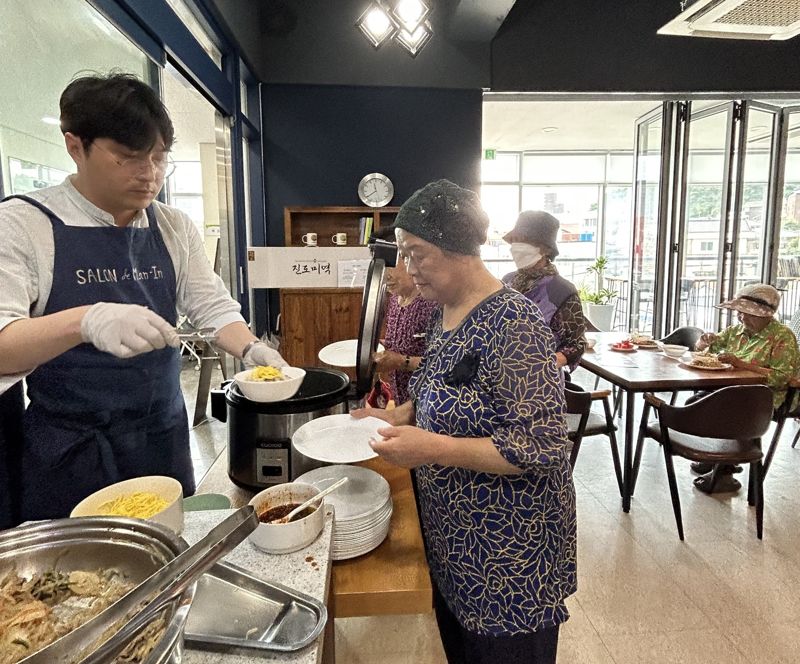 전남도가 오는 19일까지 22개 시·군을 대상으로 도민이 주도해 지역의 변화를 이끌 '2024년 전남도 지역 혁신 사업' 공모를 진행한다. 사진은 2023년 성과평가에서 우수사업으로 선정된 '목포시 목원동 행복한 밥상 만인동락(萬人同樂)' 모습. 전남도 제공