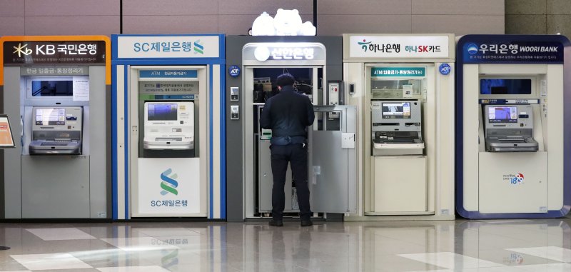 서울 시내 시중은행 현금자동입출금기(ATM). 2022.01.20. 사진=뉴시스