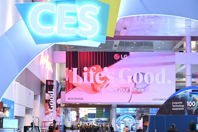 美라스베이거스 컨벤션센터에 걸린 'Life's Good' 현수막의 사연은?[CES2024]