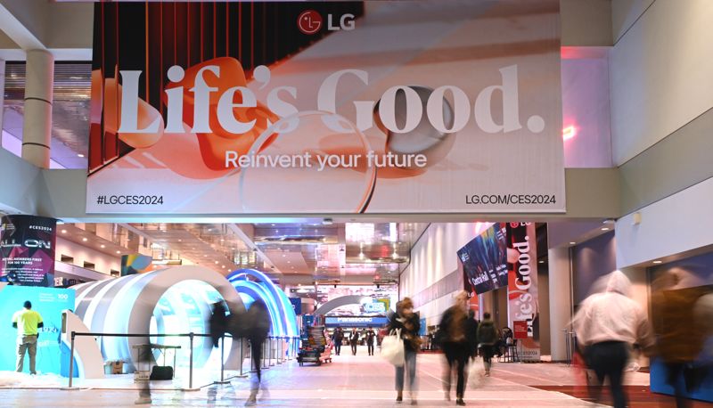 LG전자가 CES 2024 전시장인 미국 라스베이거스 컨벤션센터(LVCC)에서 '고객의 미래를 다시 정의하다(Reinvent your future)'라는 메시지를 담은 현수막을 전시하고 있다. LG전자 제공