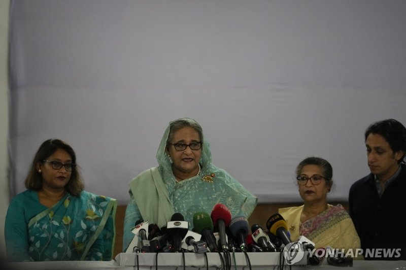 7일 투표 후 취재진에 말하는 셰이크 하시나 방글라데시 총리 Bangladesh Prime Minister Sheikh Hasina, centre, is flanked by her daughter Saima Wazed Putul, left, sister Sheikh Rehana, second right, and her nephew Radwan Mujib Siddiq Bobby, right, as she speaks to the media persons after casting her vote in Dhaka, Bangladesh, 