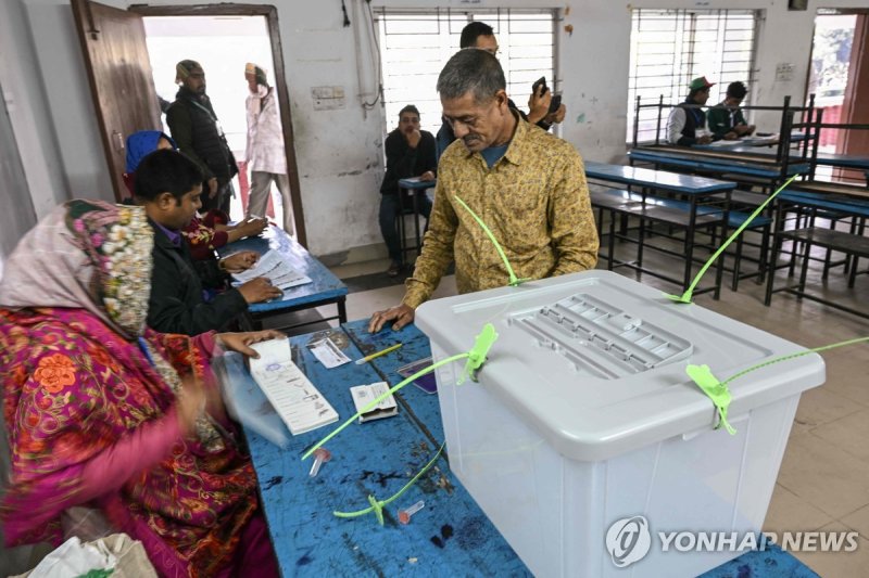 7일 방글라데시 다카의 한 투표소 A man waits to receive his ballot paper before voting in Bangladesh's general election in Dhaka on January 7, 2024. (Photo by INDRANIL MUKHERJEE / AFP)