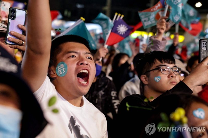 대만 총통 선거 유세에서 젊은 유권자들이 제3의 후보인 커원저 후보를 지지하고 있다. 연합뉴스