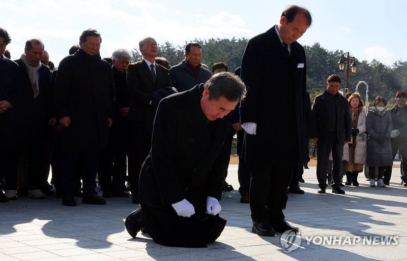 무릎 꿇고 참배하는 이낙연 전 대표 무릎 꿇고 참배하는 이낙연 전 대표 (광주=연합뉴스) 정다움 기자 = 더불어민주당 이낙연 전 대표가 7일 오전 광주 북구 국립 5·18 민주묘지에서 참배하고 있다. 2024.1.7 daum@yna.co.kr (끝)