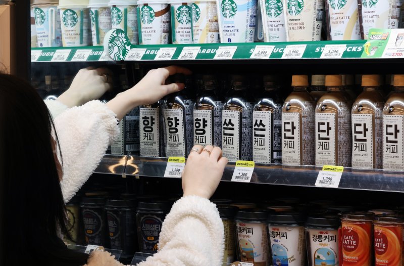 이마트24가 대표 자체 브랜드(PB) 상품인 '아임e 커피, 우유, 생수' 품목 가격을 올해 1·4분기까지 동결한다. 서울 시내 이마트24에 아임e 커피 등이 진열돼 있다. 뉴시스