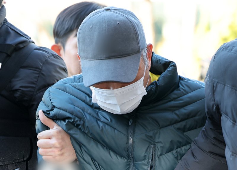 고양·양주시의 다방에서 60대 여성 두 명을 잇따라 살해한 이모씨(57)가 7일 오후 경기 고양시 의정부지방법원 고양지원에서 열린 구속 전 피의자 심문(영장실질심사)에 출석하고 있다. 2024.1.7/뉴스1 ⓒ News1 이동해 기자