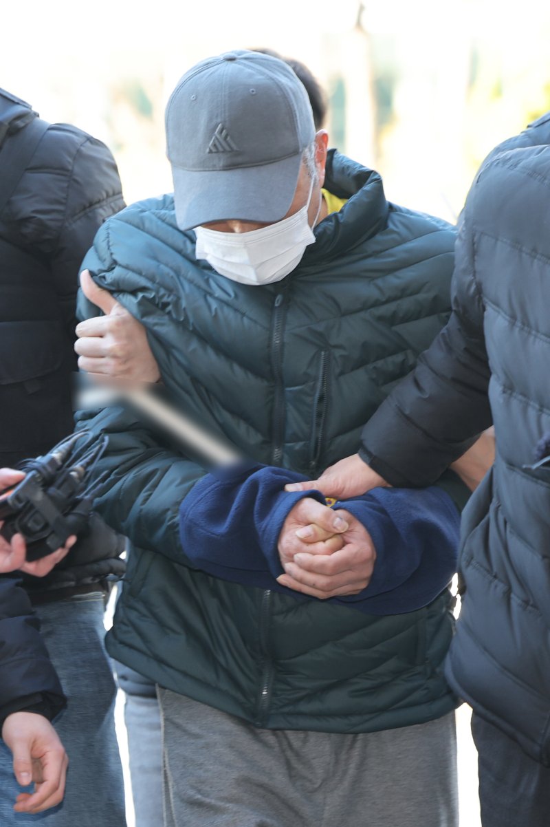 고양·양주시의 다방에서 60대 여성 두 명을 잇따라 살해한 이모씨(57)가 7일 오후 경기 고양시 의정부지방법원 고양지원에서 열린 구속 전 피의자 심문(영장실질심사)에 출석하고 있다. 2024.1.7/뉴스1 ⓒ News1 이동해 기자