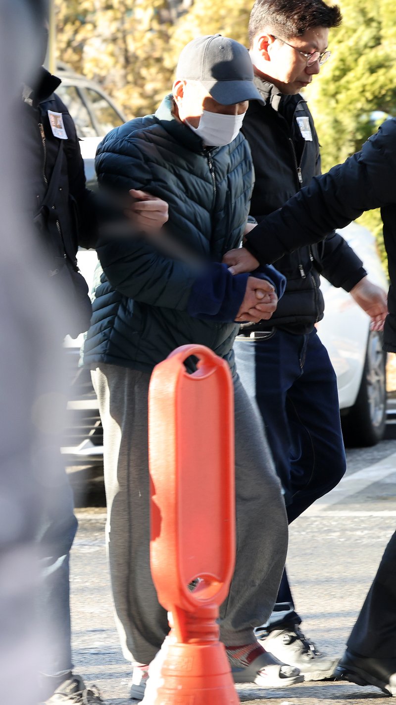 고양·양주시의 다방에서 60대 여성 두 명을 잇따라 살해한 이모씨(57)가 7일 오후 경기 고양시 의정부지방법원 고양지원에서 열린 구속 전 피의자 심문(영장실질심사)에 출석하고 있다. 2024.1.7/뉴스1 ⓒ News1 이동해 기자