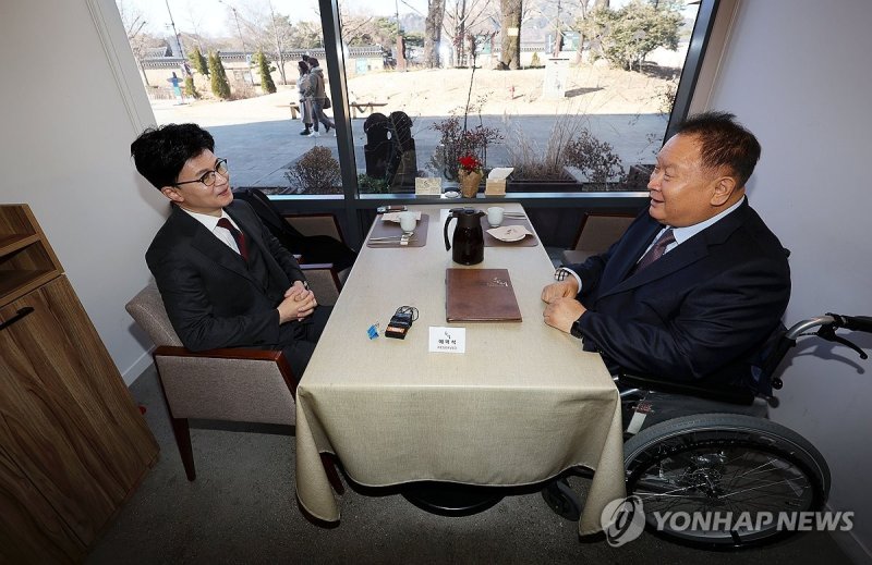 국민의힘 한동훈 비상대책위원장(왼쪽)이 6일 오전 서울 종로구의 한 식당에서 최근 더불어민주당을 탈당한 이상민 의원과 오찬 회동을 하고 있다. 사진=연합뉴스